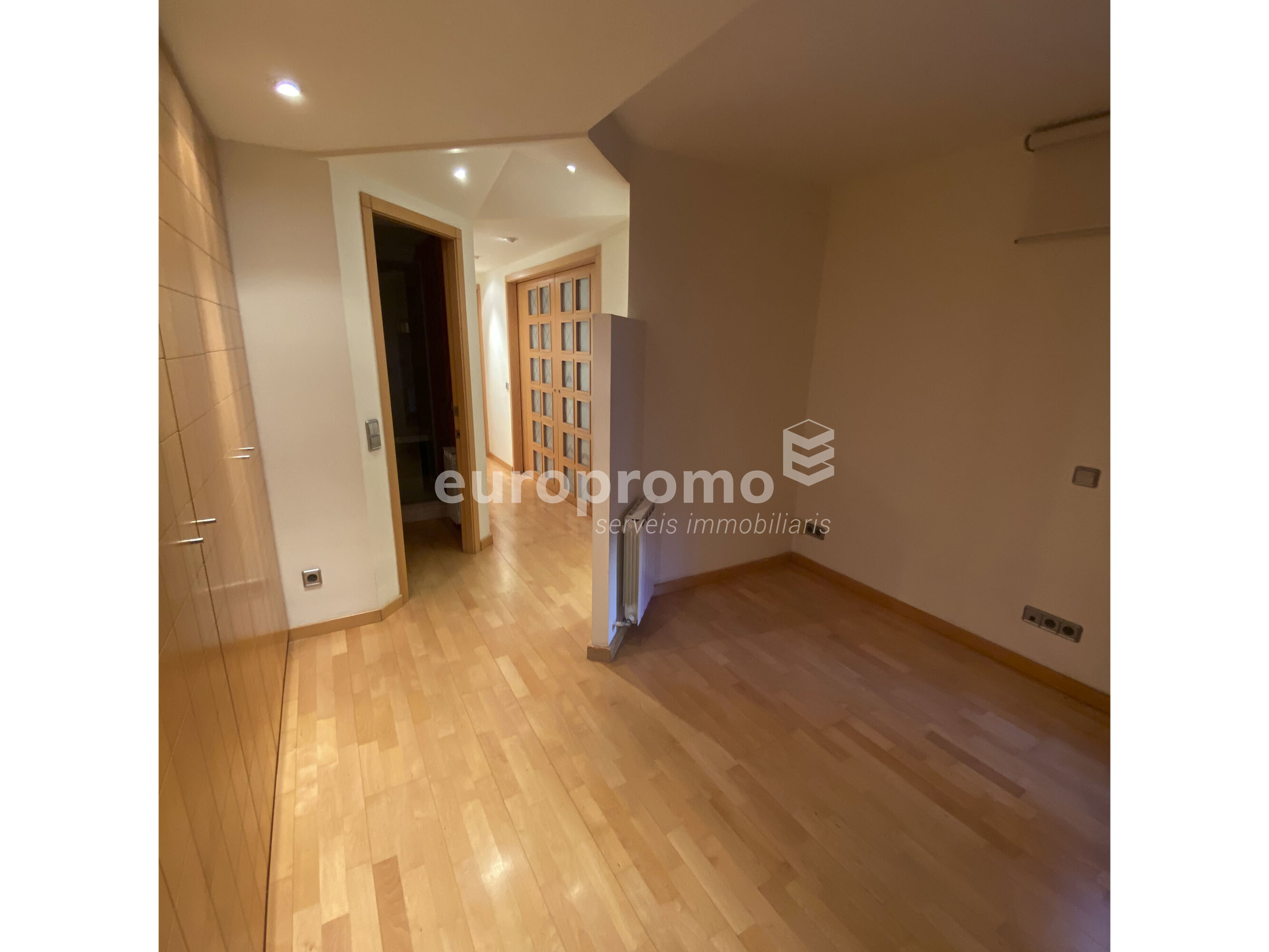 Fantástico piso con párquing en la  zona  Ensanche  de Girona!!